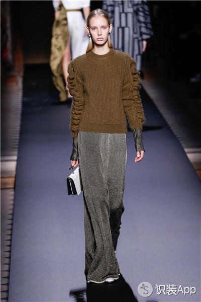 Knitted pants are the popular trend